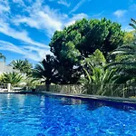 Luxury & Privacy - Pool, Parking, Ac