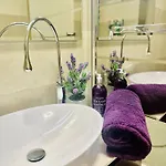 Luxury & Privacy - Pool, Parking, Ac
